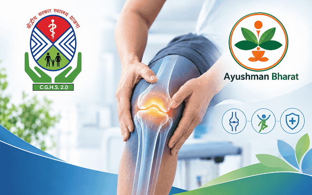 cghs-ayushman-bharat-joint-replacement-hindi ऑर्थोपेडिक डॉक्टर बुज़ुर्ग मरीज़ और परिवार को जोड़ प्रत्यारोपण के विकल्प समझाते हुए